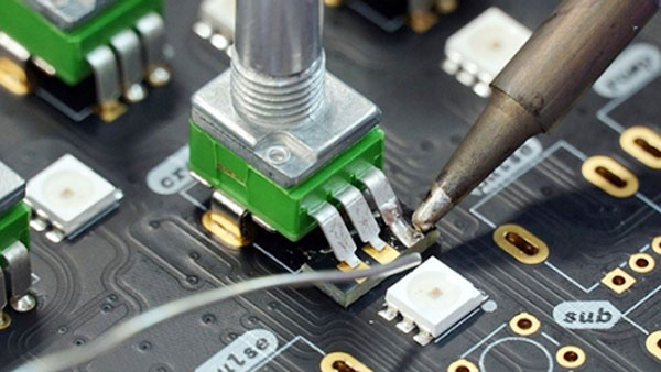 Energiya sifatining qanday muammolari faol elektr tizimlarida kuchli filtrlarni hal qilishi mumkin